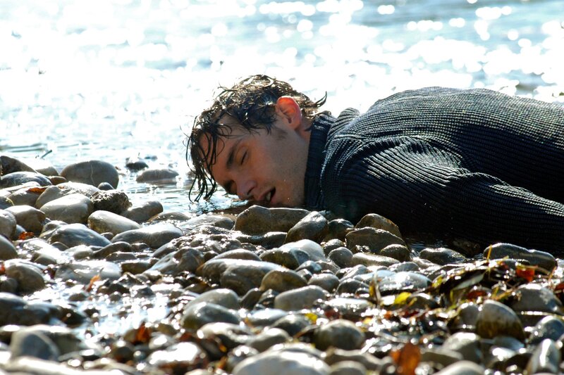 Peter (Daniel Fünffrock) gerät erneut in Lebensgefahr, als er für Julius Schilf besorgen soll. – Bild: ARD/​Ann Paur