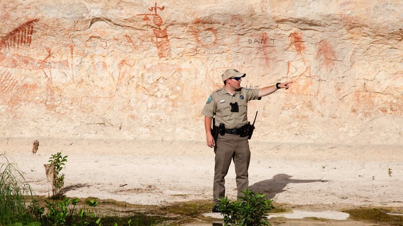 Fish and Game Officer Forrest Price at historial native painting site. – Bild: Discovery Communications, LLC