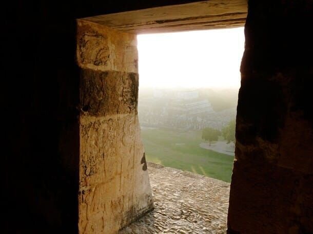 Chichen Itza, Mexico – View from the top of the pyramid. Like the rest of the Maya society, Chichen Itza had monumental architecture, writing, and a sophisticated culture that rivaled anything in the world at the time. – Bild: National Geographic Society
