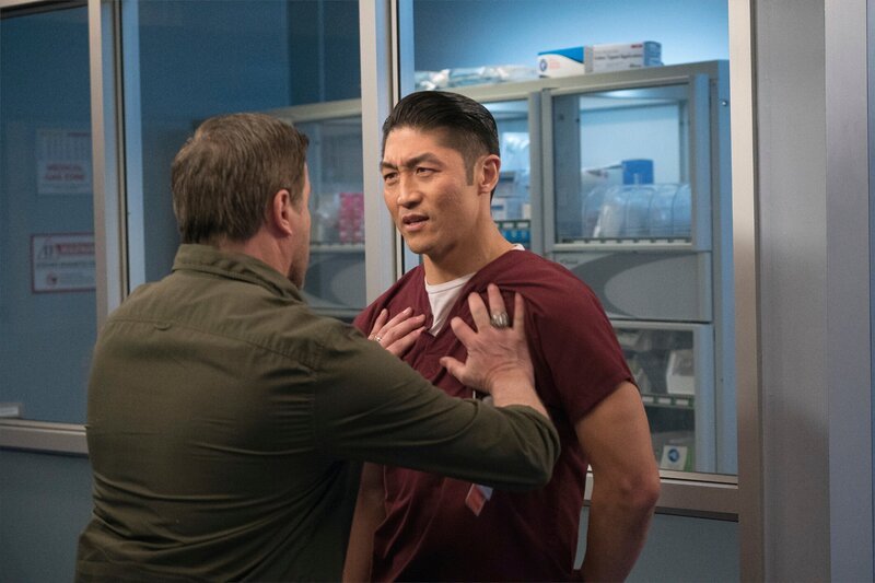 CHICAGO MED -- „Clarity“ Episode 110 -- Pictured: (l-r) Damian Conrad Davis as Bret „Bear“ Copper, Brian Tee as Dr. Ethan Choi – Bild: NBCUniversal Media, LLC (C)UNIVERSAL CHANNEL /​ Elizabeth Sisson/​NBC