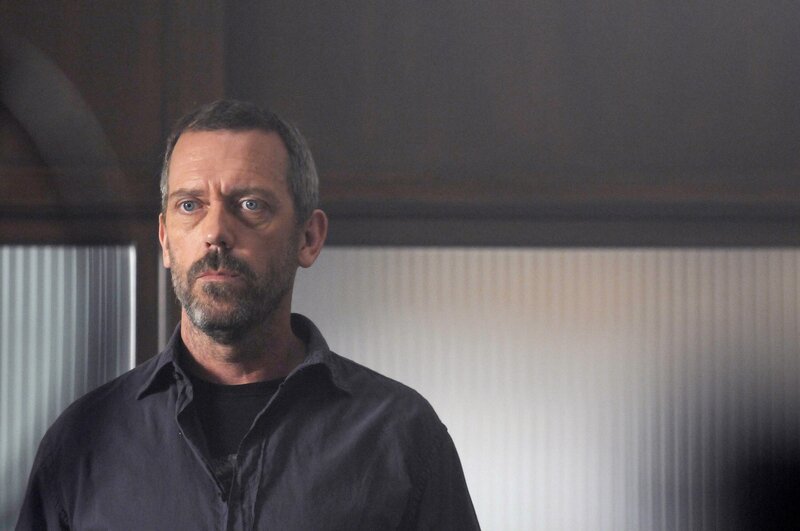 Selbst in der Psychiatrie beschäftigt sich Dr. House (Hugh Laurie) vorrangig mit der Diagnose anderer Patienten … – Bild: Michael Yarish