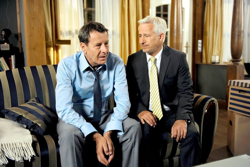 Thomas (Gerry Hungbauer, r.), der nach Gunter (Hermann Toelcke, l.) sehen will, muss erleben, wie sein Freund zusammenbricht … – Bild: ARD/​Nicole Manthey