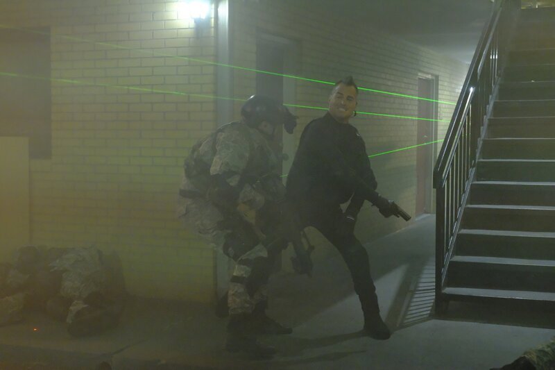 Als die Terrororganisation Omnus ein Killerkommando schickt, um MacGyver und den „Architekten“ zu töten, kommt Jack (George Eads, r.) ihnen zu Hilfe. Kann er sie aufhalten? – Bild: Sat.1