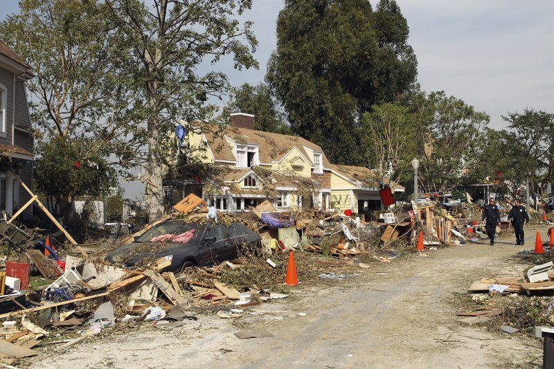 Während sich die Nachwirkungen des Tornados offenbaren, versuchen die Bewohner der Wisteria Lane ihr Leben wieder aufzunehmen … – Bild: Craig Sjodin