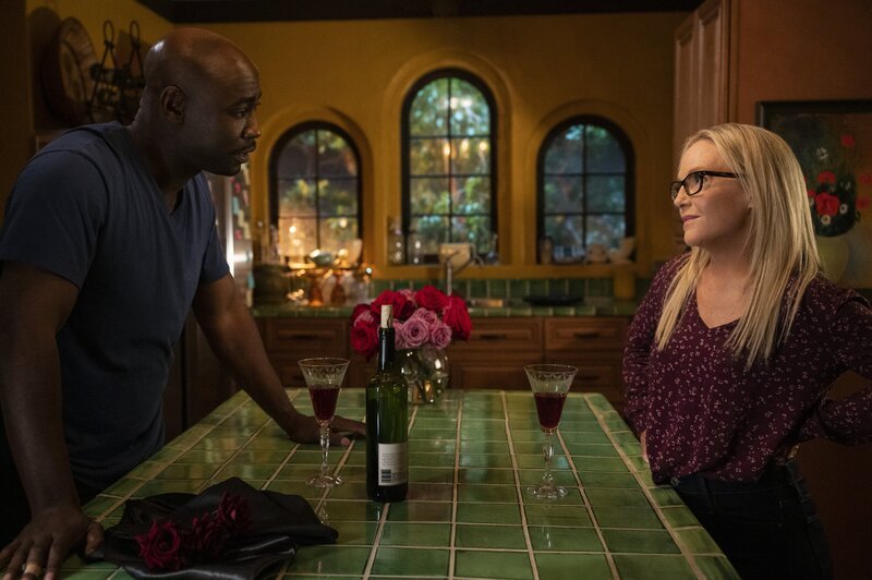 Amenadiel (DB Woodside, l.); Linda Martin (Rachael Harris, r.) – Bild: John P. Fleenor Amenadiel (DB Woodside, l.); Linda Martin (Rachael Harris, r.) – Bild: John P. Fleenor