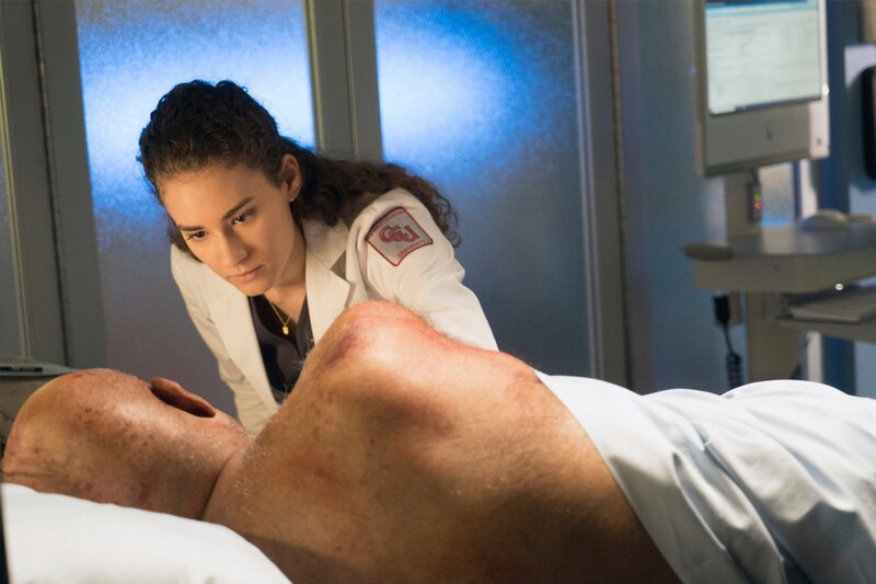 CHICAGO MED -- „Choices“ Episode 109 -- Pictured: (l-r) William Stanford Davis as Ed Brennan, Rachel DiPillo as Dr. Sarah Reese – Bild: NBCUniversal Media, LLC (C)UNIVERSAL CHANNEL /​ Elizabeth Sisson/​NBC
