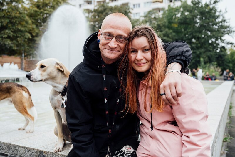 Treffpunkt Albert-Wolf-Platz in Dresden-Prohlis. „Monte“ verbringt hier viel Zeit mit seiner Freundin und seiner Clique. – Bild: ZDF und Thomas Victor