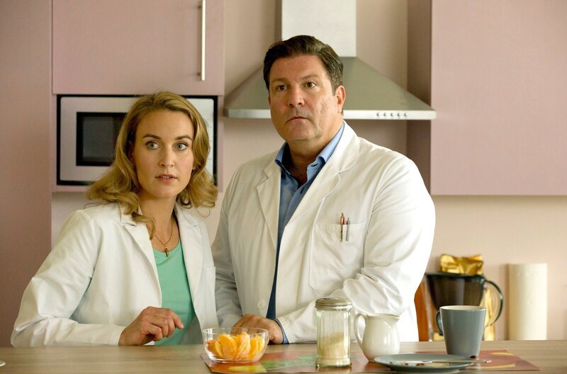 Ein Moment der Nähe zwischen Dr. Christian Kleist (Francis Fulton Smith, r.) und Tanja Ewald (Christina Athenstädt, l.) wird jäh unterbrochen. – Bild: ARD/​Volker Roloff