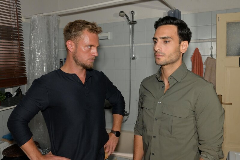 Paul (Niklas Osterloh, l.) erkennt, dass Nihat (Timur Ülker) wegen Matilda ziemlich verletzt ist. – Bild: RTL /​ Rolf Baumgartner /​ Unsichtbares Band