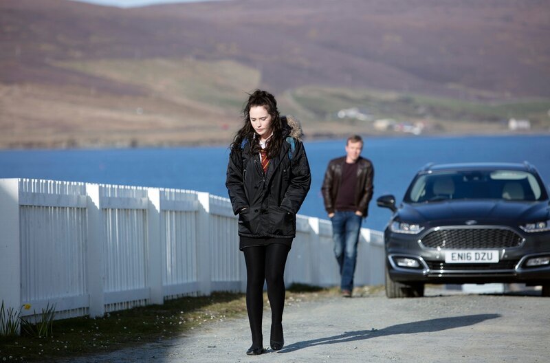 Jimmy Perez (Douglas Henshall) Tochter Cassie (Erin Armstrong) stellt ihrem Vater ihren neuen Freund Edison (Benjamin Cawley) vor. – Bild: ARD Degeto/​ITV Studios