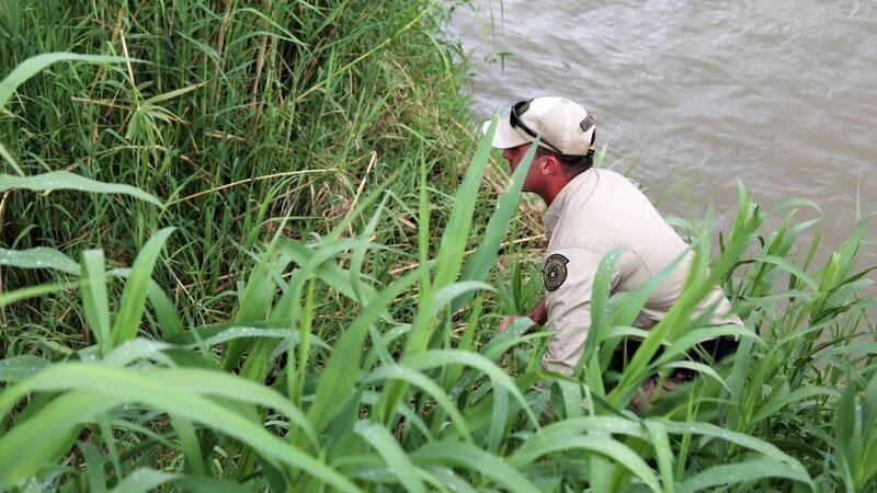 Warden Kegan Gould looking for evidence of mountain lion. – Bild: Discovery Communications, LLC