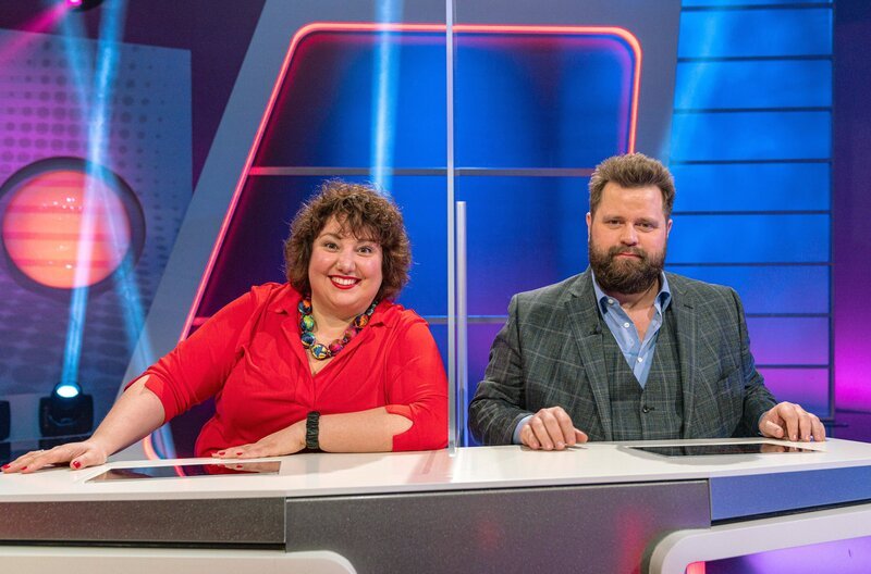 Comedienne Meltem Kaptan und Schauspieler Antoine Monot Jr. gehen Fragen aus dem alltäglichen Leben mit Witz und gewitzt auf den Grund. – Bild: SWR/​Christian Koch