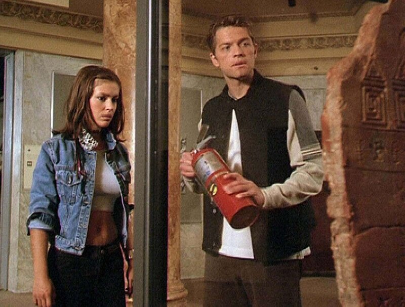 Phoebe (Alyssa Milano, l.) ist nicht gerade begeistert von Erics (Misha Collins, r.) Plan, die alte Schrifttafel zu zerstören. – Bild: ATV2