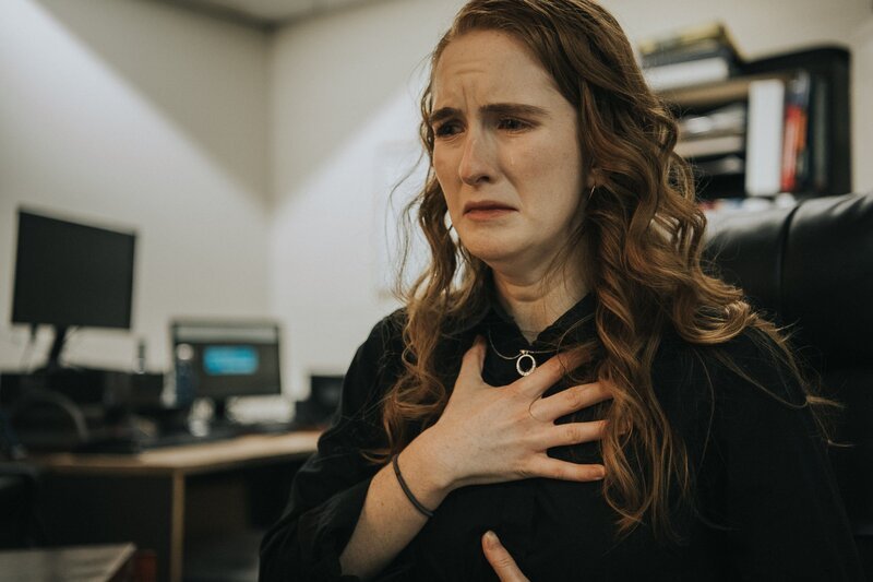 Die Schwester des Opfers. – Bild: RTL /​ Arrow International Media/​ Saloon Media