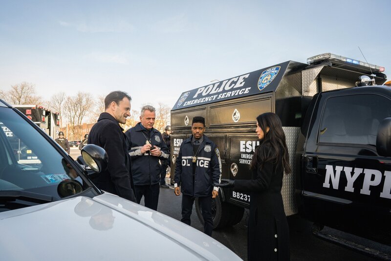 Das NYPD Holmes (Jonny Lee Miller, l.), Gregson (Aidan Quinn, 2.v.l.), Bell (Jon Michael Hill, 2.v.r.) und Watson (Lucy Liu, r.) werden von einem verzweifelten Vater vor ein Ultimatum gestellt: Finden sie den Mörder nicht binnen 16 Stunden, tötet er seine Geiseln inklusive Watson. – Bild: PLURIMEDIA (CBS Broadcasting Inc.)