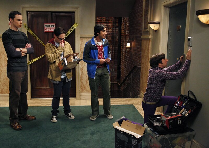 Als Sheldon und Leonard nach einem gemeinsamen Essen mit Raj und Howard in ihre Wohnung zurückkommen, müssen sie leider feststellen, dass eingebrochen worden ist … – Bild: Warner Bros. Television