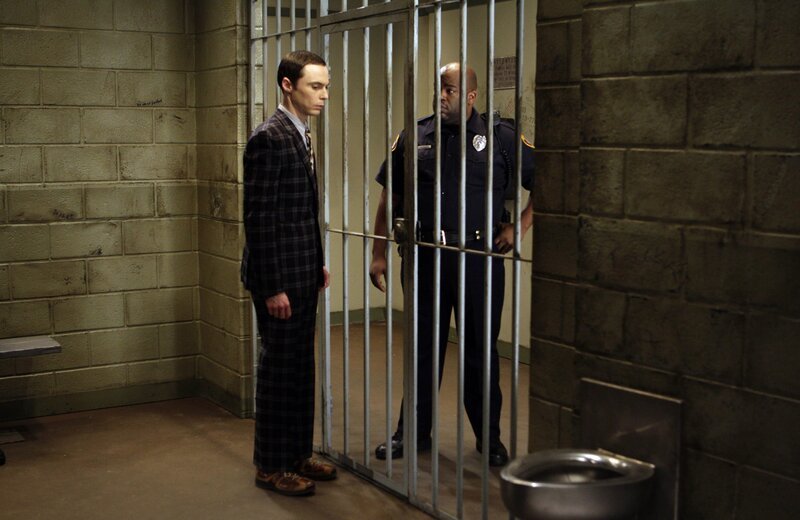 Sheldon weigert sich, das Bußgeld zu bezahlen und verteidigt sich vor Gericht selbst, beleidigt dabei aber Richter Kirby. Nun muss er nicht nur die Strafe zahlen, sondern wandert zusätzlich, bis er sich entschuldigt, in den Knast … – Bild: Warner Bros. Television