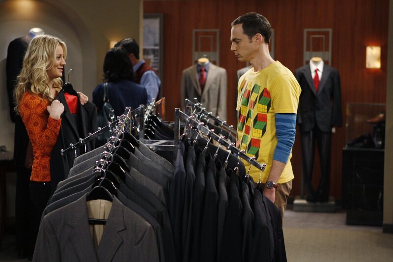 Sheldon (Jim Parsons, r.) hat den Wissenschaftspreis gewonnen und muss nun eine Rede halten. Penny (Kaley Cuoco, l.) ist ihm bei der Suche nach einem passenden Outfit behilflich … – Bild: Warner Bros. Television