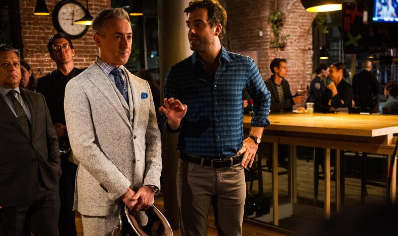 Dr. Dylan Reinhart (Alan Cumming, l.); Andrew Wilson (Daniel Ings, r.) – Bild: CBS Broadcasting, Inc. /​ Jeff Neira