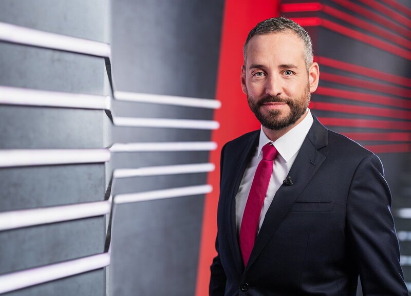 Mario Grossniklaus
Moderator Arena
2018
SRF/​Oscar Alessio
NO SALES
NO ARCHIVES
Die Veröffentlichung im Zusammenhang mit Hinweisen auf die Programme von Schweizer Radio und Fernsehen ist honorarfrei und muss mit dem Quellenhinweis erfolgen. Jede weitere Verwendung ist honorarpflichtig, insbesondere auch der Wiederverkauf. Das Copyright bleibt bei Media Relations SRF. Wir bitten um Belegexemplare. Bei missbräuchlicher Verwendung behält sich das Schweizer Radio und Fernsehen zivil- und strafrechtliche Schritte vor. – Bild: SF1