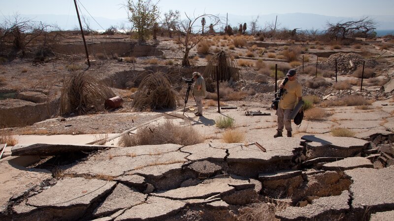Kameramann Udo Maurer und Tonmann Eckehard Braun filmen die Zerstörung durch „Sink holes“ nahe Ein Gedi, Israel (410m. unter dem Meeresspiegel). – Bild: ORF/​Cosmos Fa