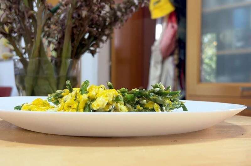 „Agrelia me ta avga“ bedeutet „wilder Spargel mit Ei“ und ist ein traditionelles zyprisches Gericht. – Bild: Elephant Doc