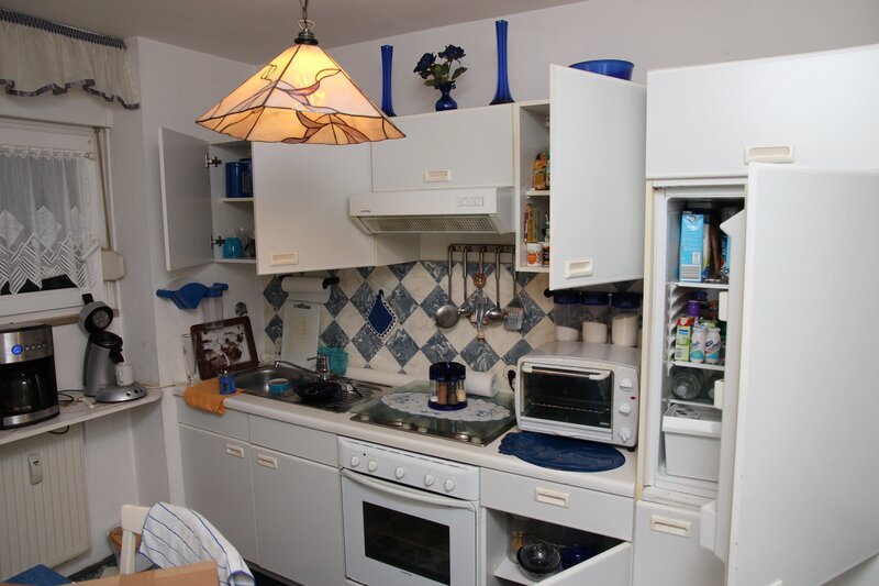 Nachbarn des Opfers sehen durch die Fenster offen stehende Schränke und Schubladen. Wenig später wird die Wohnungsinhaberin ermordet in ihrem Schlafzimmer entdeckt. – Bild: ZDF und StA Nürnberg