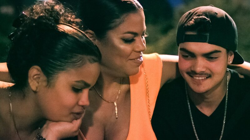 Naima mit Layla und Luke. – Bild: SRF/​Emilia Produktion GmbH