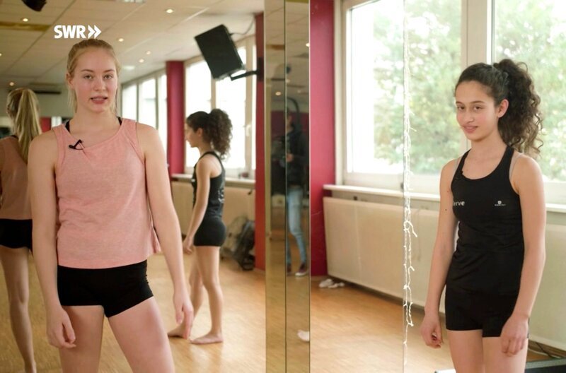 Die Freundinnen Merve (re.) und Charlotte (li.) aus Rheinland-Pfalz trainieren gemeinsam Sportakrobatik und freuen sich auf ihre Challenge von Chemikerin und YouTuberin Mai (YouTube Kanal "MaiLab"). Kraft und Köpfchen sind gefragt. – Bild: SWR Die Freundinnen Merve (re.) und Charlotte (li.) aus Rheinland-Pfalz trainieren gemeinsam Sportakrobatik und freuen sich auf ihre Challenge von Chemikerin und YouTuberin Mai (YouTube Kanal "MaiLab"). Kraft und Köpfchen sind gefragt. – Bild: SWR