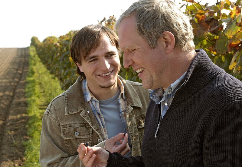 Paul (Achim Schelhas, l.) und Thomas (Harald Krassnitzer, r.) prüfen die Reife der Trauben. Weiteres Bildmaterial finden Sie unter www.br-foto.de. – Bild: BR/​ARD/​ORF/​Miguel Dieterich