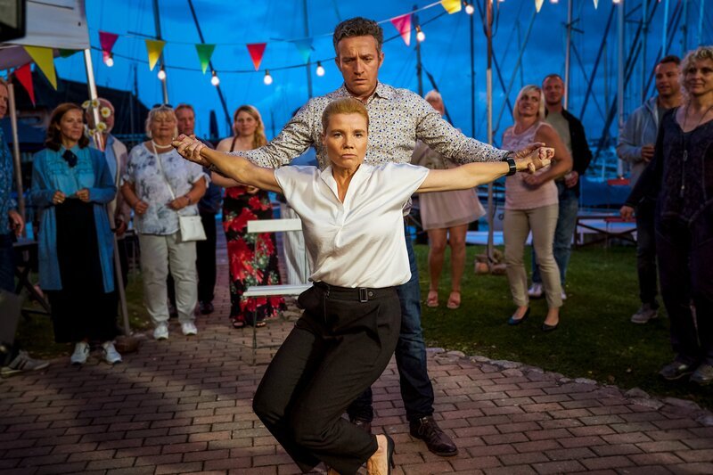 Ella (Annette Frier) imponiert Jannis (Josef Heynert) mit ihren Tango-Künsten. – Bild: Marc Vorwerk /​ ZDF