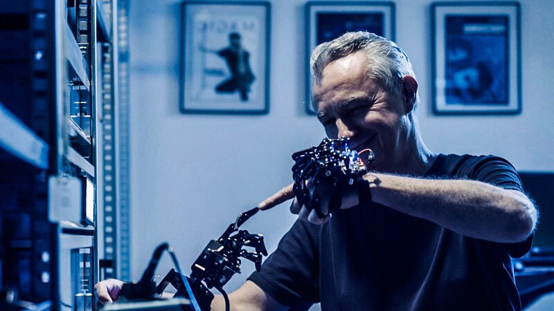 Kulturplatz Swiss Success Stories Der Zürcher Drohnenkünstler in der Tech-Elite | Folge 2 Marco Tempest bei einem Experiment mit einer Roboterhand – Bild: SRF