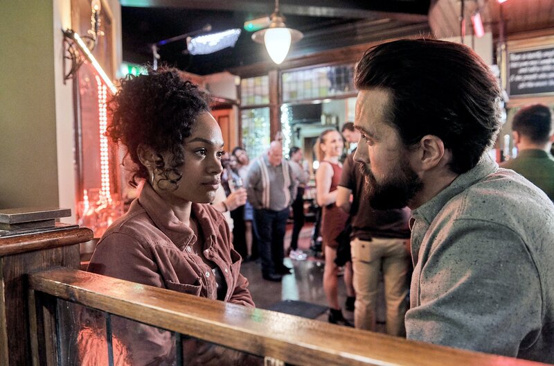 Sind Lizzie (Tahirah Sharif) und Kieran (Emmet J. Scanlan) möglicherweise mehr als nur Kollegen? – Bild: ITV