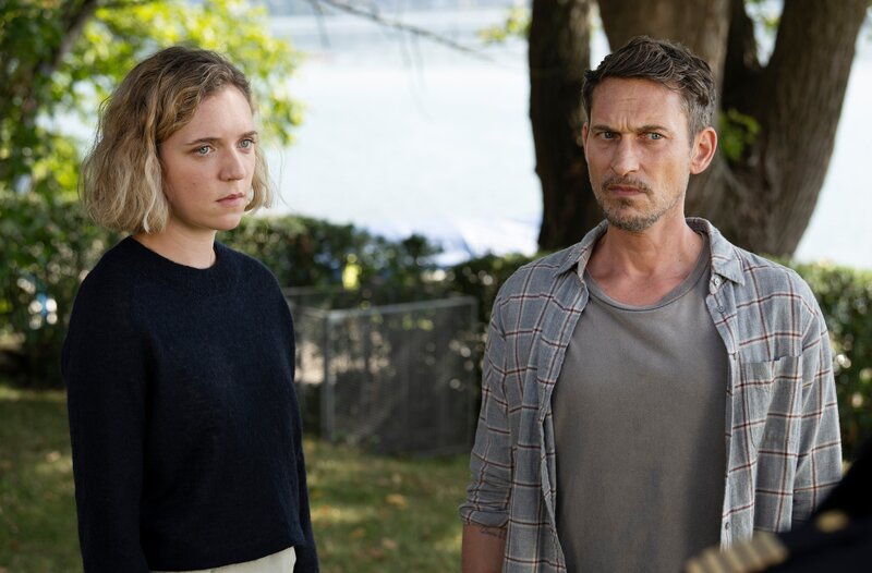 Lisa Franke (Stella Goritzki, l.) und Ron Franke (Julian Schmieder, r.) gehören auch zu den Verdächtigen. Wusste Lisa, dass ihr Mann eine Geliebte hatte? – Bild: ARD/​Laurent Trümper