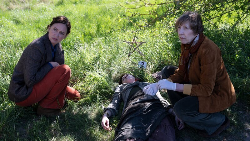 Am Kuhldiek-Teich wird die Leiche von Sarah Spellmann (Olivia Lina Gasche, M.) gefunden. Todesursache ist ein Schädelhirntrauma. Rechtsmedizinerin Dr. Helene Sturbeck (Katharina Blaschke, r.) vermutet, dass Sarah heftig geschubst wurde. Kriminalhauptkommissarin Karoline Joost (Nike Fuhrmann, l.) fragt sich, was die junge Frau so spät abends noch am Teich gemacht hat. – Bild: ZDF und Marc Meyerbröker