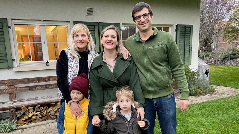 Loida Mikhailova, Dominick Mikhailov, 5, Angela Stocker, Leo Stocker, 3, und Roland Stocker. – Bild: SRF