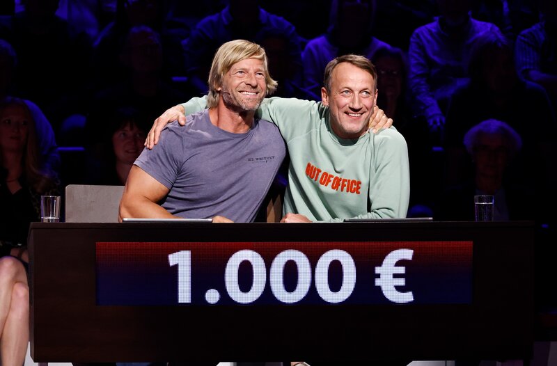 Rateteam-Kapitän Wotan Wilke Möhring (r.) mit Schauspieler Henning Baum (l.). – Bild: ARD/​NDR/​UFA SHOW & FACTUAL/​Morris Mac Matzen