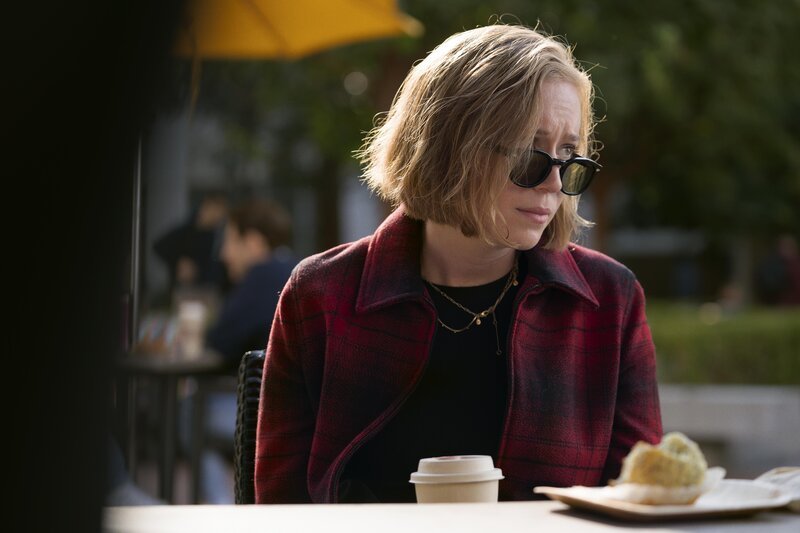 Ava (Hannah Einbinder) ist unglücklich: Für ihre berufliche Zusammenarbeit mit der Comedy-Legende Deborah Vance hat sie endgültig ihre romantische Beziehung mit ihrer Freundin verloren. – Bild: HBO Max /​ ZDF