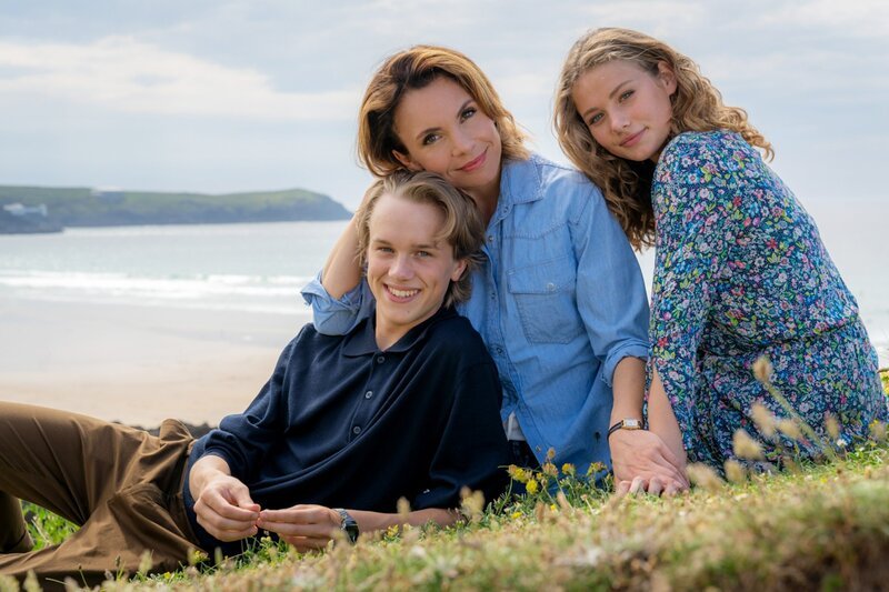Die Familie hält zusammen: Noah Kraus als Leo Reynolds, Nadine Warmuth als Holly Reynolds, Johanna Hens als Lisa Reynolds. – Bild: SRF/​ZDF/​Jon Ailes