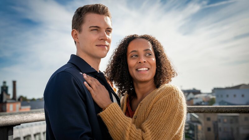 Über den Dächern von Stockholm: Pia Amofa-Amtwi als Elli, Gerrit Klein als Lucas. – Bild: SRF/​ZDF/​Ralf Wilschewski