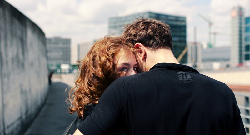 Bei Christoph (Franz Rogowski) fühlt Undine (Paula Beer) sich geborgen, doch dem Fluch der zerstörten Liebe kann sie nicht entfliehen. – Bild: ZDF und Christian Schulz Bei Christoph (Franz Rogowski) fühlt Undine (Paula Beer) sich geborgen, doch dem Fluch der zerstörten Liebe kann sie nicht entfliehen. – Bild: ZDF und Christian Schulz