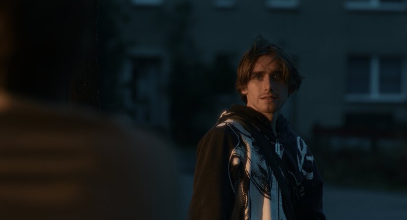 Lionel (Johannes Geller) muss sich zwischen seinem Vater und Johanna, mit der er eine Beziehung führt, entscheiden. – Bild: ZDF/​Jacob Hehlke