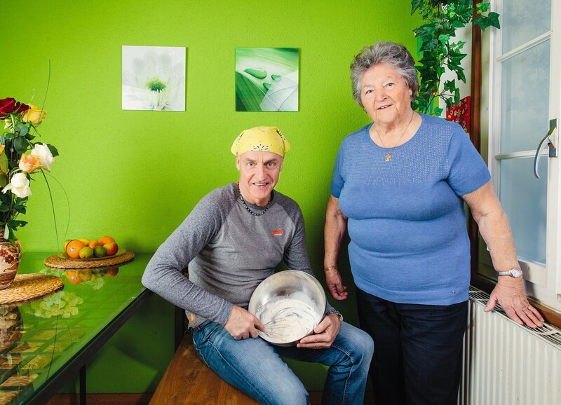 Rolf Gisler und seine Mutter Bertha Gisler – Bild: SRF/​Ueli Christoffel