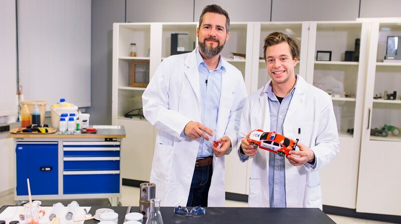 Im Klebstofflabor – Experte Adrian (links) erklärt Checker Tobi, warum Klebstoff überhaupt klebt. – Bild: BR/​megaherz GmbH/​Hans-Florian Hopfner