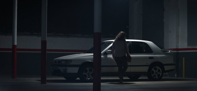 Im November wird die Jurastudentin Isabel Bascuńana tot in ihrem Auto aufgefunden. Die 21-Jährige wurde vergewaltigt und erdrosselt. – Bild: ZDF und Corporació Catalana de Mitjans Audiovisuals, SA