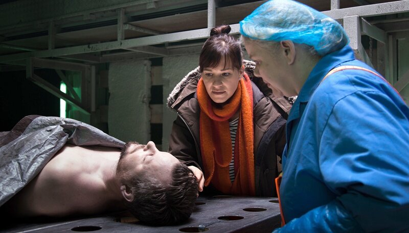 Solveig Karlsdóttir (Franka Potente) glaubt beim Tod ihres Jugendfreundes Jon (Gunnar Hansson) nicht an einen Unfall. Ihrer Freundin Vala (Ólafía Hrönn Jónsdóttir) ist die Sache nicht geheuer. – Bild: WDR/​MDR/​ARD Degeto/​NDF/​Grischa Schmitz