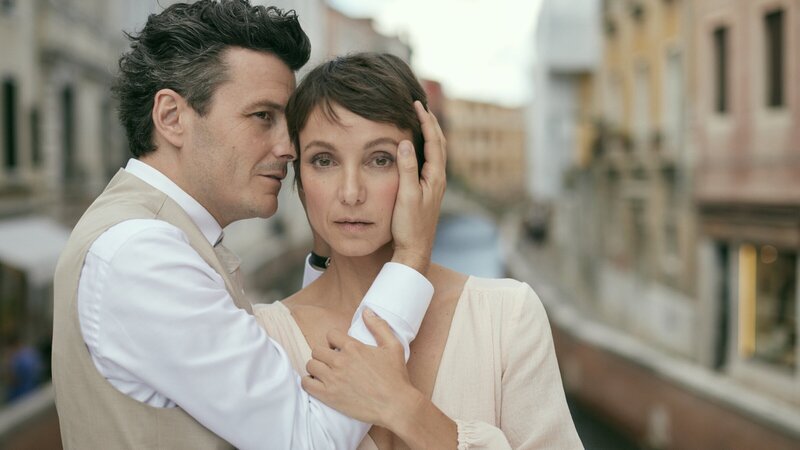 Hannes (Manuel Rubey, l.) hält Judith (Julia Koschitz, r.) am liebsten mit beiden Händen ganz fest. – Bild: ZDF und Luca Baggio