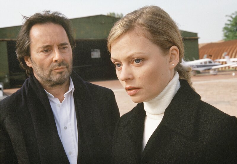 Commissario Brunetti (Uwe Kockisch) findet heraus, dass Elisabeth Wellauer (Susanna Simon) ihrem Gatten fragwürdige Medikamente verabreicht hat. Seinen Tod haben die Präparate aber nicht bewirkt. – Bild: ARD Degeto/​M.Kerstgens/​VISUM