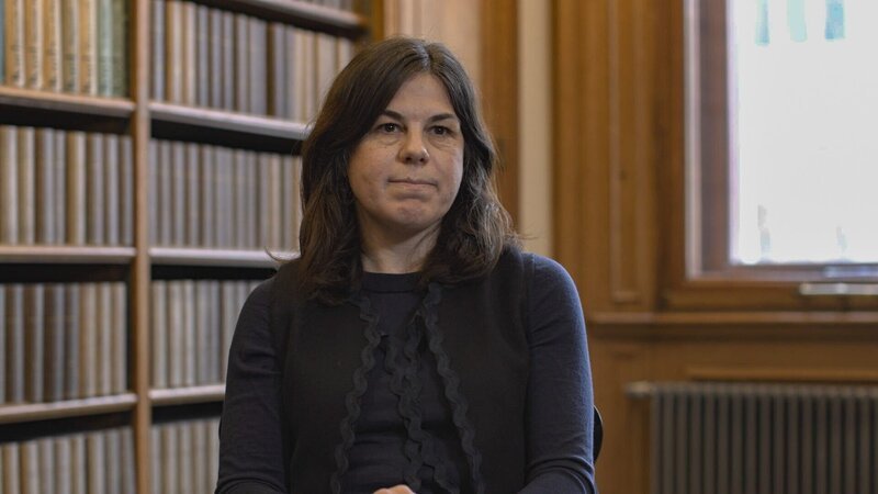 Katharina Prager von der Wienbibliothek im Rathaus ist eine der wichtigsten Karl-Kraus-Biograf:innen. – Bild: ORF/​DMGFilm