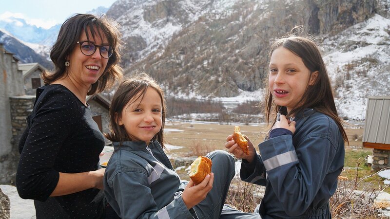 Zu Tisch in … Westalpen Staffel 1 Folge 15 Bei dieser Ansicht schmeckt das Essen gleich doppelt so gut – Bild: SRF/​ZDF/​ARTE